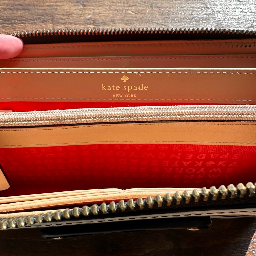 ♠️VGUC Kate Spade Black and Creme Stripe Patent Leather Zip Around Wallet - Picture 4 of 6